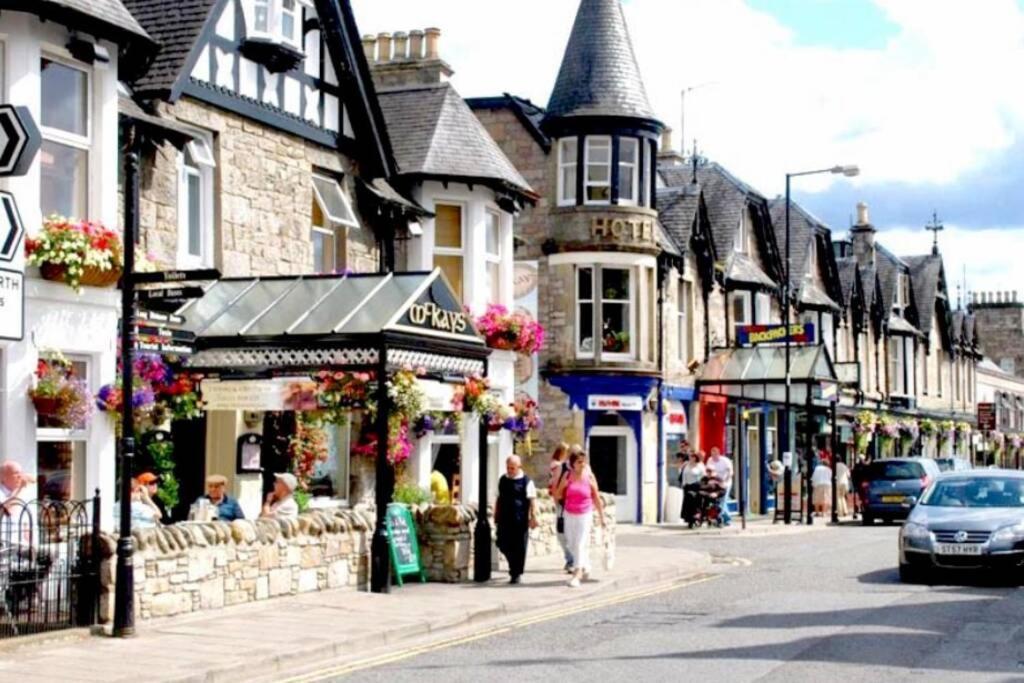 Beautiful 2 Bedroom, 2 Bathroom Flat With Parking. Pitlochry Exterior foto